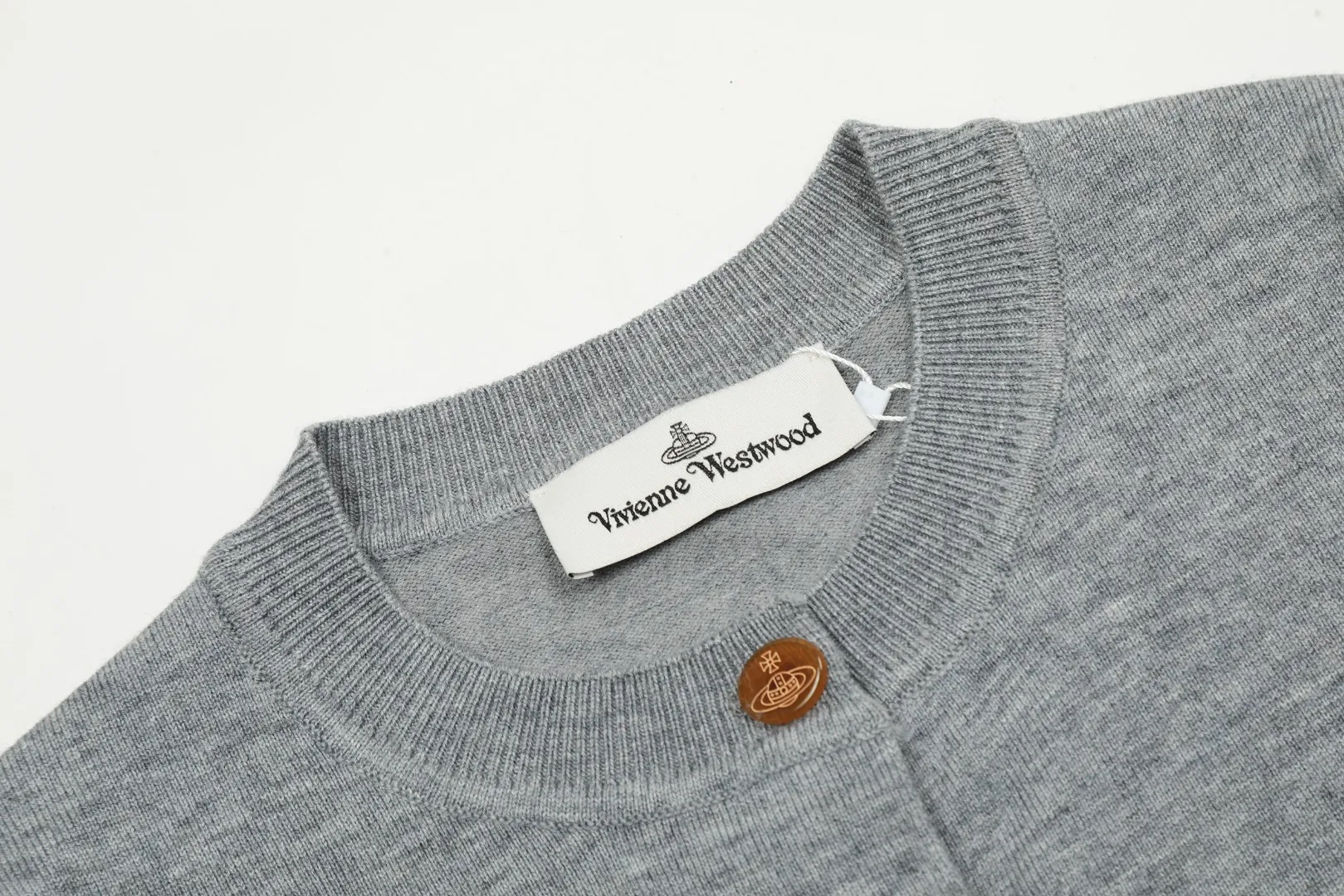 vivienne west wood Vivienne Saturn Classic Knitted Sweater Wool Cardigan 2023FW Latest Model Exclusive and Highest Quality on the Whole Network Order with Confidence - 🧩15% Merino Cotton Wool 85% Wool Blended 🧩Correct Italian 🇮🇹100% Wool Washed Wheat Logo 🧩Original Purchase True Model Opening 🧩Original Purchase Records and Comparison Charts Can Be Provided Order with Confidence 🧩Customized laser translucent buttons, the texture is clean and clear, completely restored 🧩Instant sale of all Taobao 300+ versions. Purchasing quality, full of quality, definitely not a copywriter, a real good product, the actual product is far beyond the budget. Size: S -M- L Color: black, cream apricot, coffee, gray, fluorescent green, blue